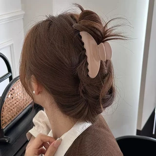 กิ๊บรัดผมขนาด 10.5 cm สีช็อคโกแลตน้ำตาล พร้อมให้เลือกถึง 6 สี สำหรับผู้หญิง