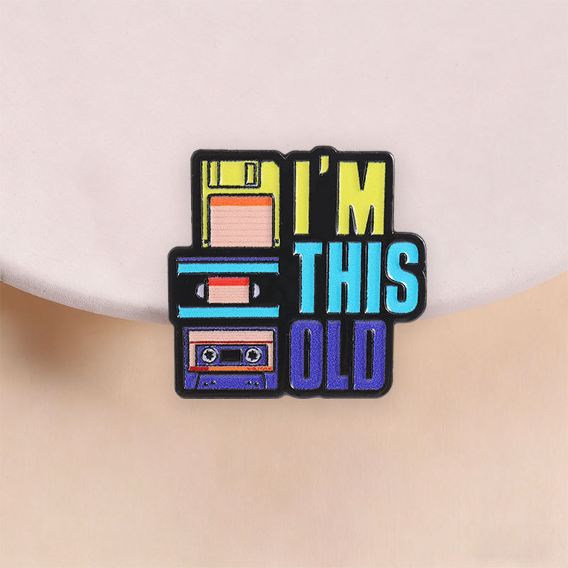 ตลก Im This เก่าเคลือบ Pin Retro Floppy Disk VHS Cassette เข็มกลัด Nostalgic Quote Lapel Badge สําหรับ Streetwear และ Throwback ชุด