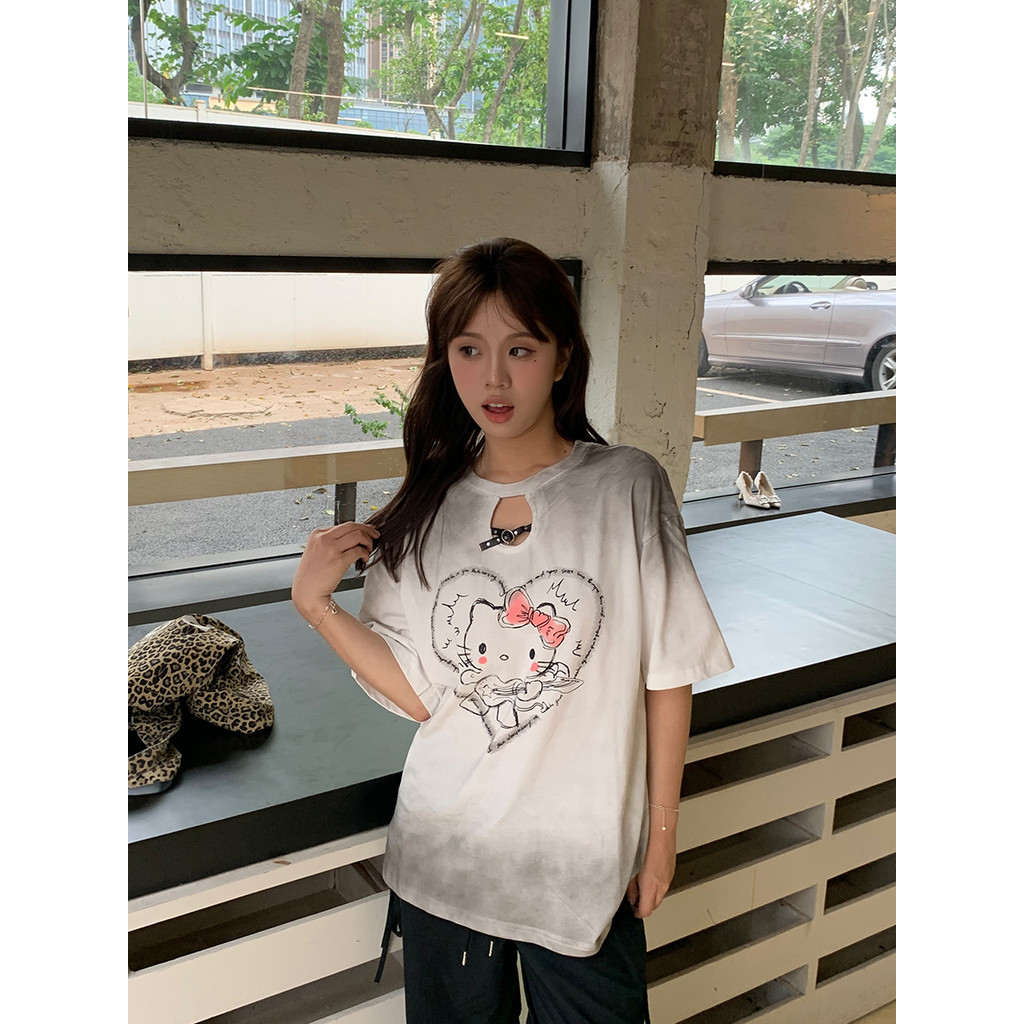 พร้อมส่ง! เสื้อยืดแขนสั้น คอกลม ลายมัดย้อมไล่ระดับสี พิมพ์ลายแมวหัวใจ แต่งเข็มขัดเล็กที่อก ผ้า Cotton ผสม#ckT15 - รูปที่ 5