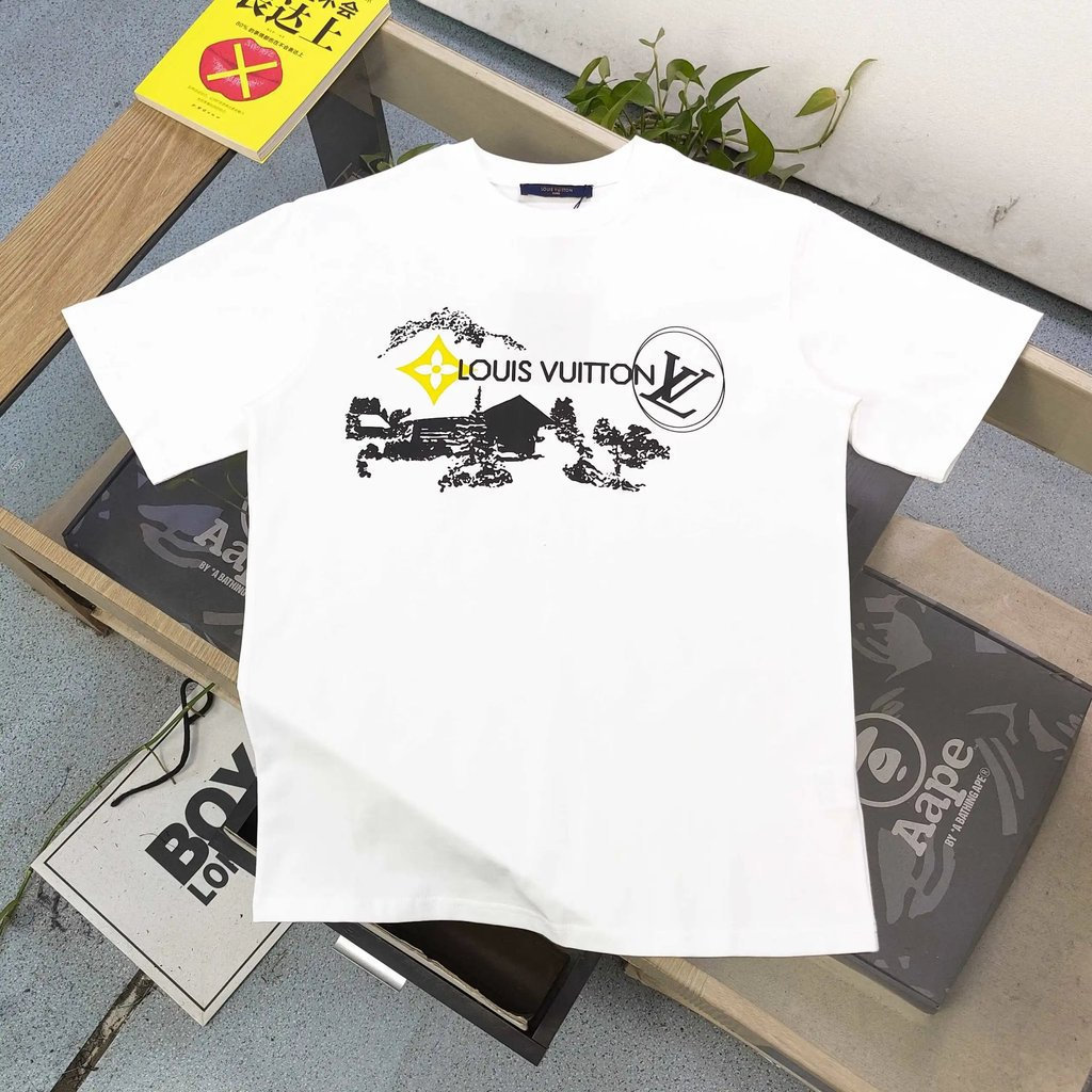 LOUIS VUITTON/LV/2026ต้นฤดูใบไม้ผลิสไตล์ใหม่เสื้อยืดแขนสั้นผู้ชายผู้หญิงคู่รอบคอBottomingเสื้อพิมพ์ต