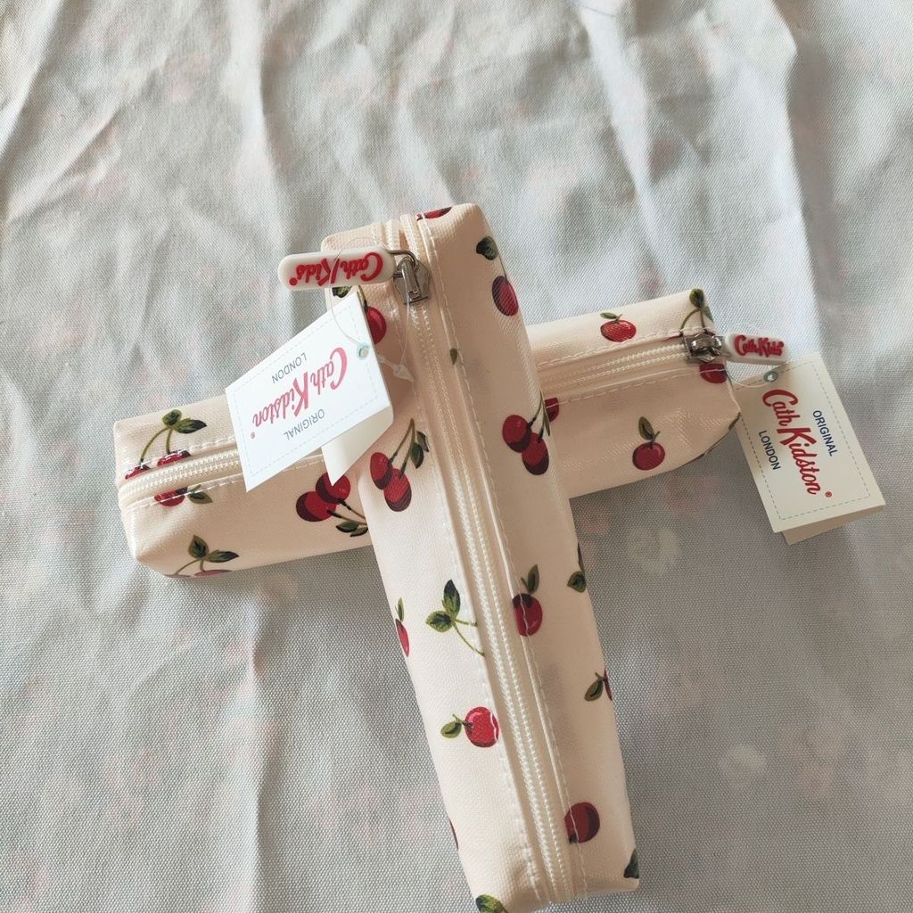 🔥TikTok ของขวัญวันวาเลนไทน์ ของขวัญผู้หญิง CathKidston กระเป๋ากำไลดินสอผ้าฝ้ายลายดอกไม้สำหรับนักเรียน สไตล์มินิมอล แบบชั้นเดียว Single Layer Canvas Student Niche Floral Pencil Case Small Portable College Student Simple Writing Bag