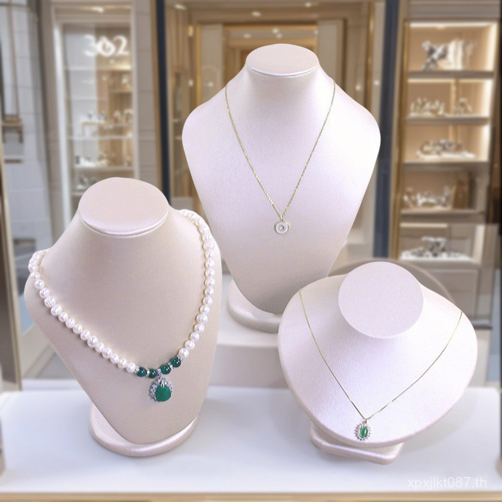 แปรงหน้าต่างหนังพร้อมสต็อกตกแต่งจี้เครื่องประดับอุปกรณ์ประกอบฉากภาพรุ่นคอข้ามพรมแดนรุ่นที่ใส่สร้อยคอ