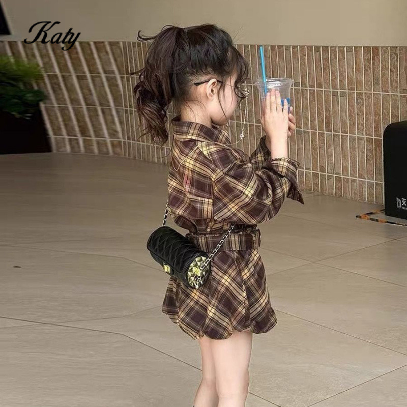 พร้อมสต็อก เวอร์ชั่นเกาหลีเสื้อผ้าฤดูใบไม้ร่วงสาวสูทย้อนยุคสไตล์ฮ่องกงปกทอดถนนแขนยาวเสื้อลายสก๊อต+กางเกงขาสั้นบู๊ดชุดสองชิ้นเด็กแขนยาวสูทแฟชั่นหวานเย็นสไตล์ชุดสไตล์เกาหลีแฟชั่นเด็เสื้อผ้าเด็กผู้หญิง ราคา ถูกที่สุด ดีลบีเคเค แกลเลอรีภาพที่ 2