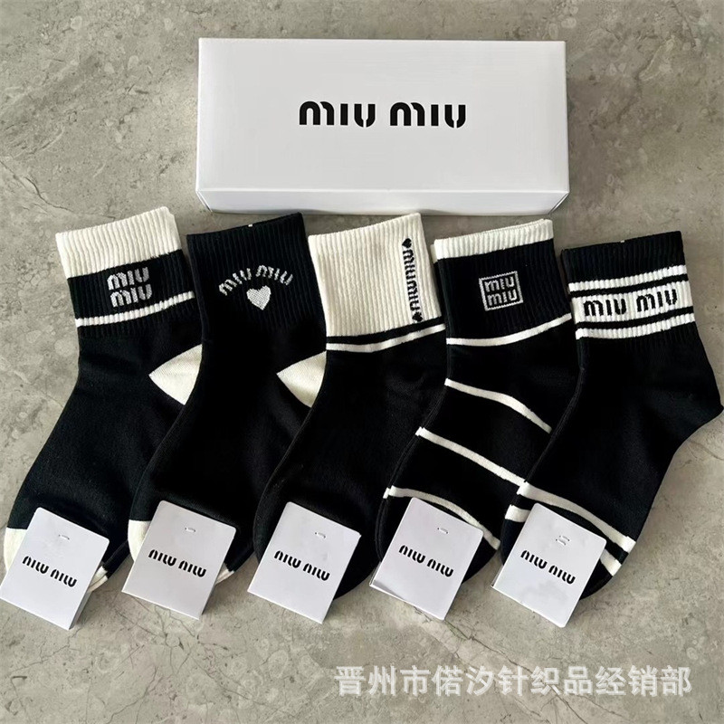 สไตล์ใหม่ miumiu ถุงเท้าชนิดบรรจุกล่อง 5 คู่ถุงเท้าสตรีกลางหลอดดูดซับเหงื่อระบายอากาศ Four Seasons Street เรา