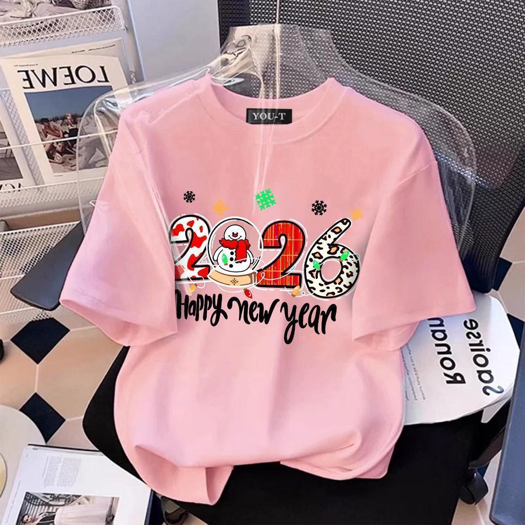 Top.basic เสื้อแดง2026 oversize ผ้าCOTTON เสื้อปีใหม่ คอกลม แขนสั้น พิมพ์ลาย ‘HAPPY NEW YEAR’ สไตล์ลำลอง ใส่สบาย
