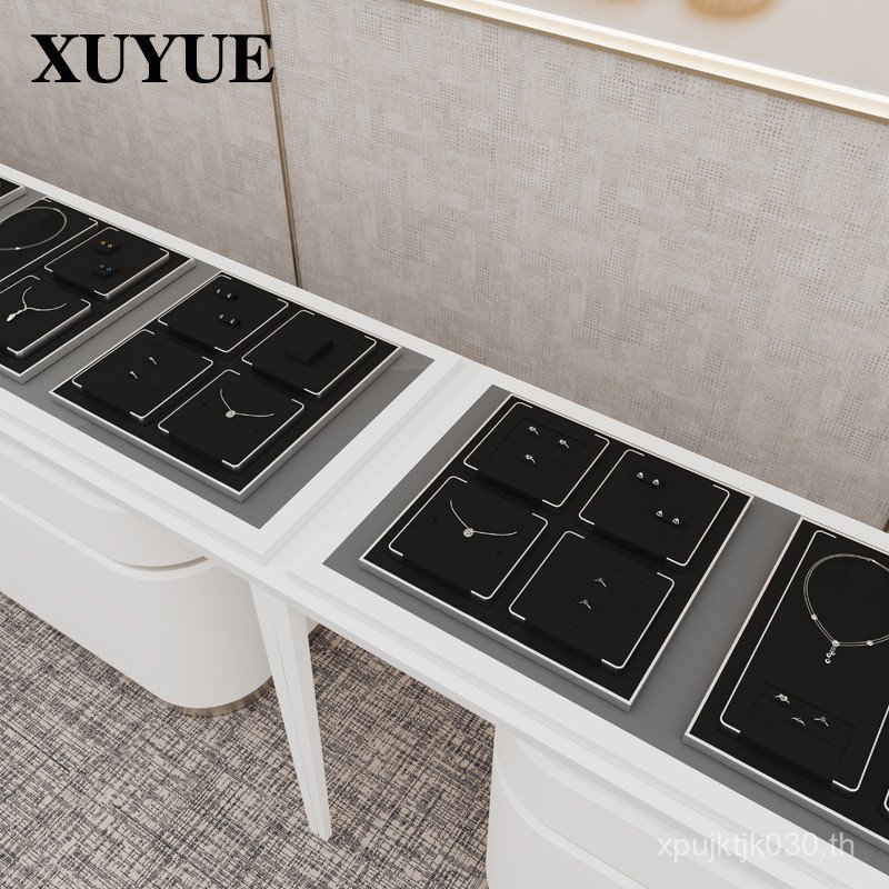 ขาตั้งจอแสดงผลสร้อยคอ High-End เคาน์เตอร์จอแสดงผลหน้าต่างโลหะ Props สีดําหรูหราเครื่องประดับแหวนไมโค