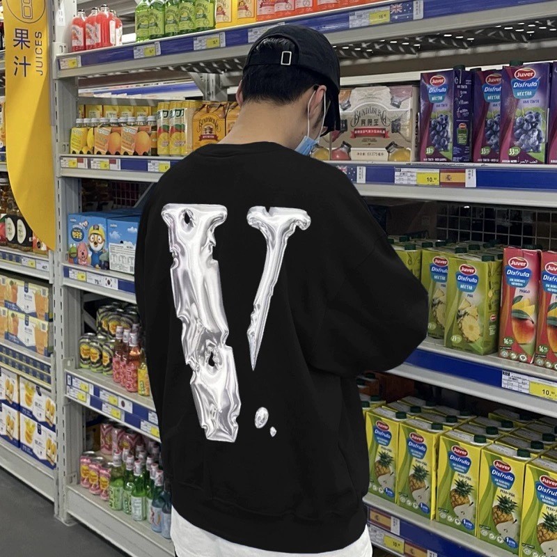 เสื้อยืดลาย Mercury Big V Letter จาก vlone gang สำหรับทั้งผู้ชายและผู้หญิง ออกแบบให้สวมใส่ได้อย่างสะ