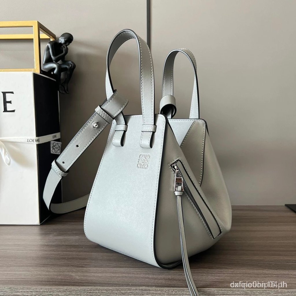 LOEWE Luojia Bags Loewe Soft cowhide leather Compact Hammock Handbag(New size) กระเป๋าเปลญวนรุ่นใหม่