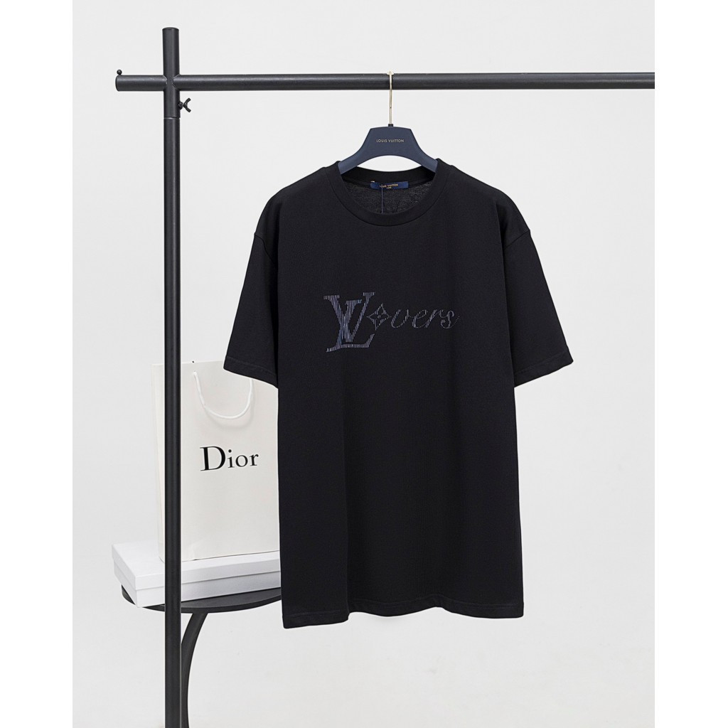 LOUIS VUITTON/LV/2026ต้นฤดูใบไม้ผลิสไตล์ใหม่เสื้อยืดแขนสั้นผู้ชายผู้หญิงคู่สไตล์รอบคอSlim-Fit Counte