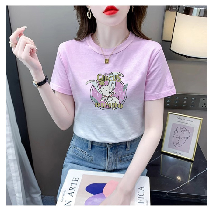 COD Gradient Tie-Dye เสื้อยืดแขนสั้นผู้หญิงฤดูร้อน 2025 สไตล์ใหม่รอบคอแฟชั่น Dumbo พิมพ์ตัวอักษรด้าน