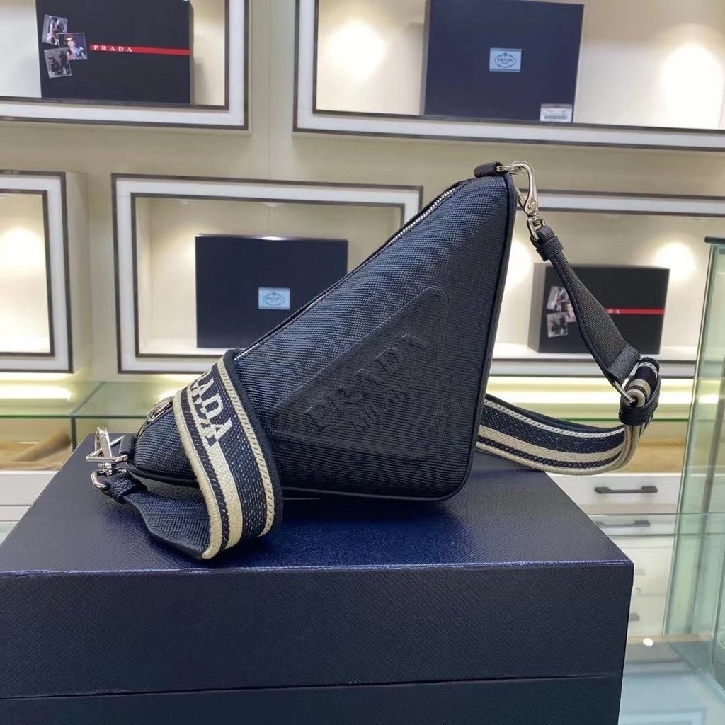 Prada ปักริบบิ้นกระเป๋าสามเหลี่ยมผู้ชาย