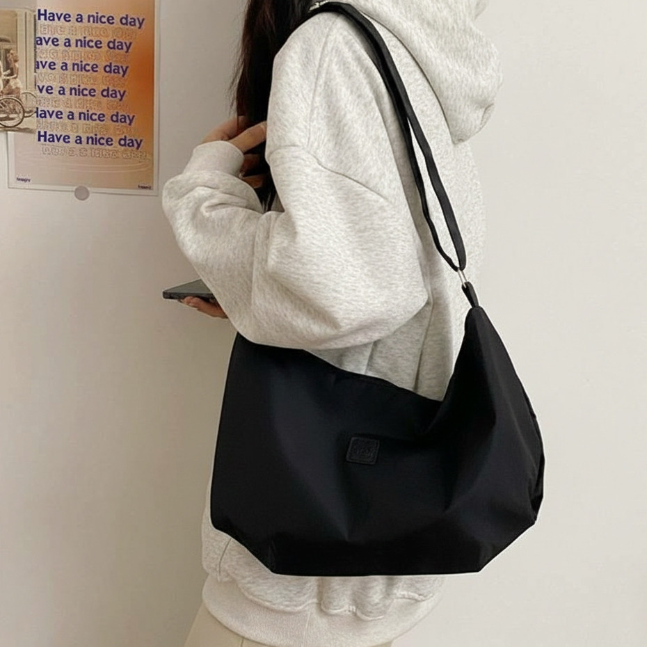 ROOTOTE(R2203) กระเป๋าสะพายข้างสีดำป้ายZHUXIAOGU ผ้าไนล่อน (ใส่ไอแพดได้)