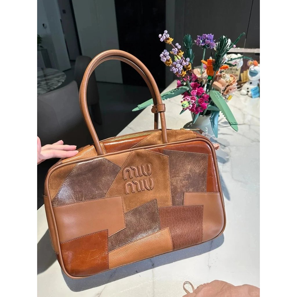 [SF จัดส่งฟรี] miu Bag miu Home 2024 หนังสไตล์ใหม่จับคู่ miumiu Briefcase Muu Home Bowling Bag Long 
