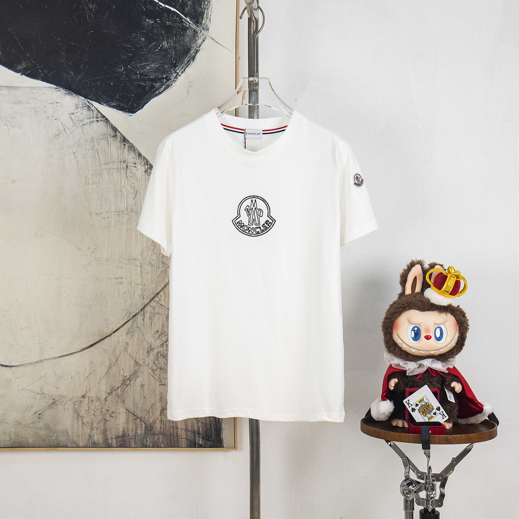 Moncler2026 Moncler 2026 เสื้อยืดแขนสั้นคอกลมสไตล์คู่ผู้ชายปีใหม่ฤดูใบไม้ผลิฤดูใบไม้ร่วงสไตล์กีฬาระด