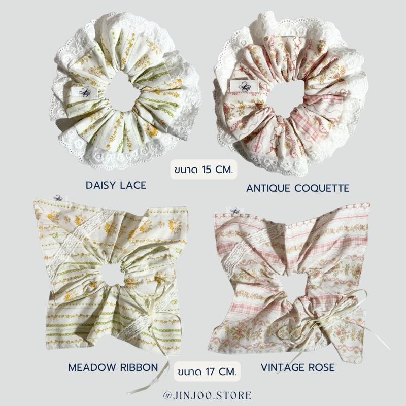Jinjoo ยางรัดผมลายดอกไม้ รุ่น  Lace & Meadow Dreams Set ขนาด 15 cm.และ ขนาด 17 cm. มี 2 สี เหมาะกับทุกความหนาของเส้นผม