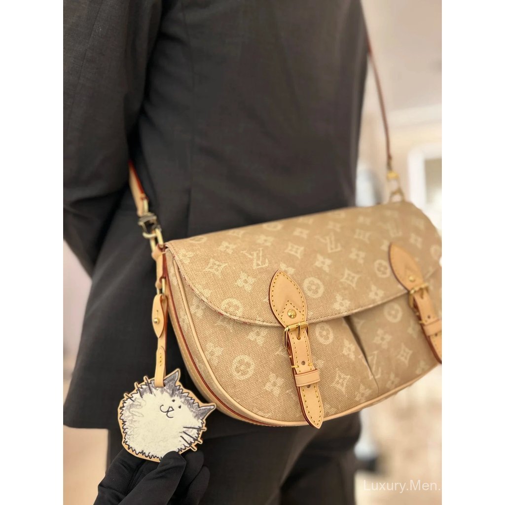 [1: 1] VV25FW Cat Male ส่งฟรี Messenger Bag M15134 ESCAPE Handbag