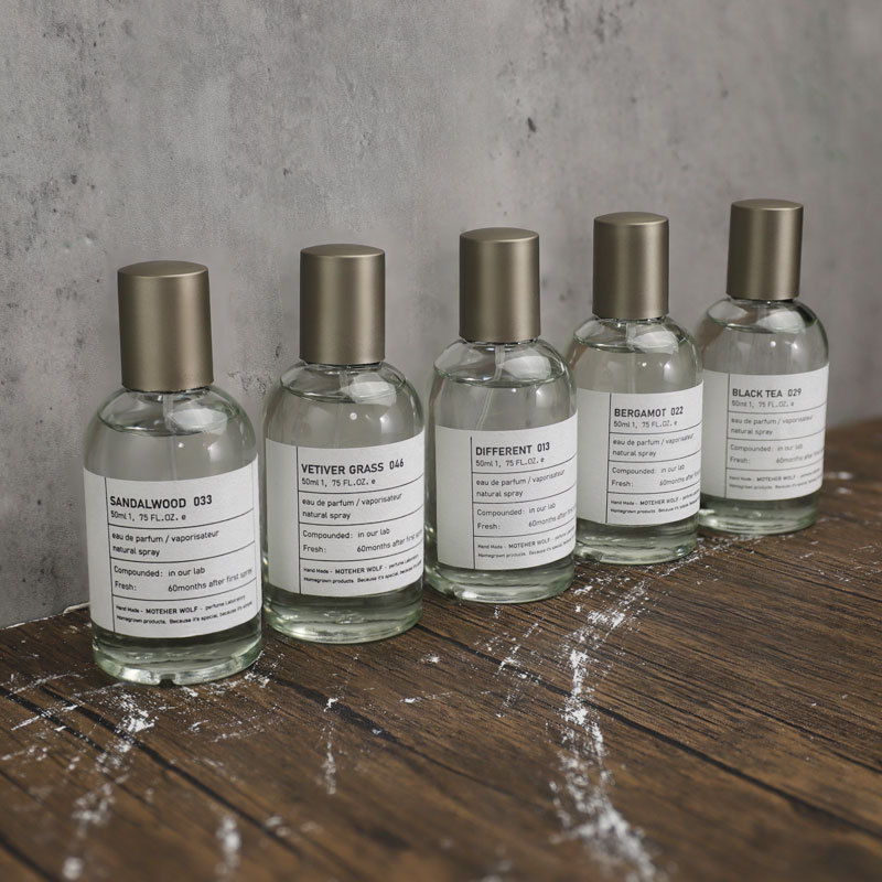 Lab Perfume 33 ไม้จันทน์ชาดําผู้ชายผู้หญิงกลิ่นหอมติดทนนานไม้เป็นกลาง/12.10