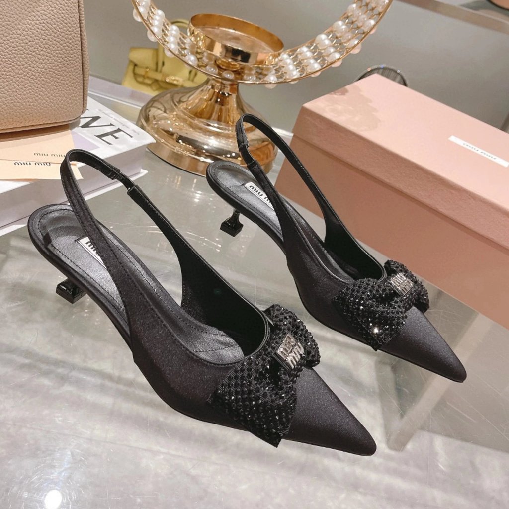 รองเท้าแตะหน้าเปิด MiuMiu ฤดูใบไม้ผลิและฤดูร้อนปี 2023 ออกแบบใหม่ ส้นกลางทรงลูกแมวตกแต่งด้วยคริสตัลแ