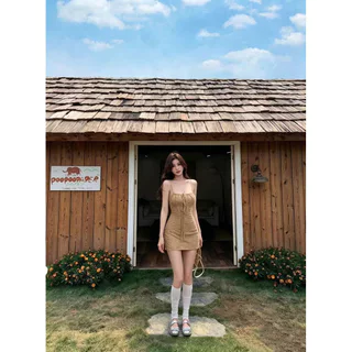 Fariy🍒คลังสินค้าพร้อม🍒เดรสสั้นสไตล์เรโทรสำหรับวันหยุดพักผ่อน กระโปรงสั้นทรงเอไลน์สีกากีสำหรับผู้หญิงในฤดูร้อน ดีไซน์เรียบหรูและเซ็กซี่