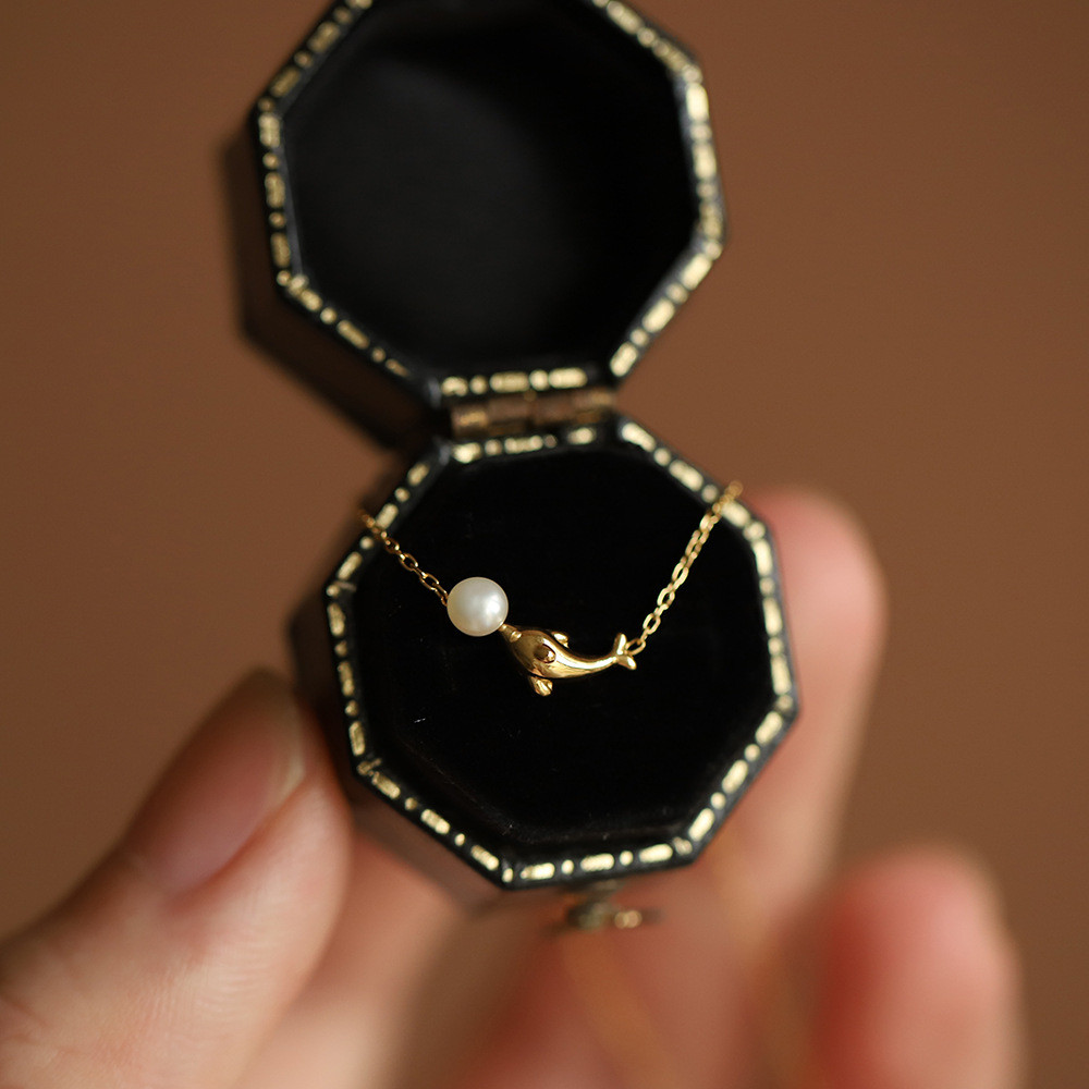 สร้อยคอคลาวิกเกิลไข่มุกน้ำจืด DLC Titanium ชุบทองไม่ซีดจาง สำหรับแฟชันและสวมใส่ง่าย