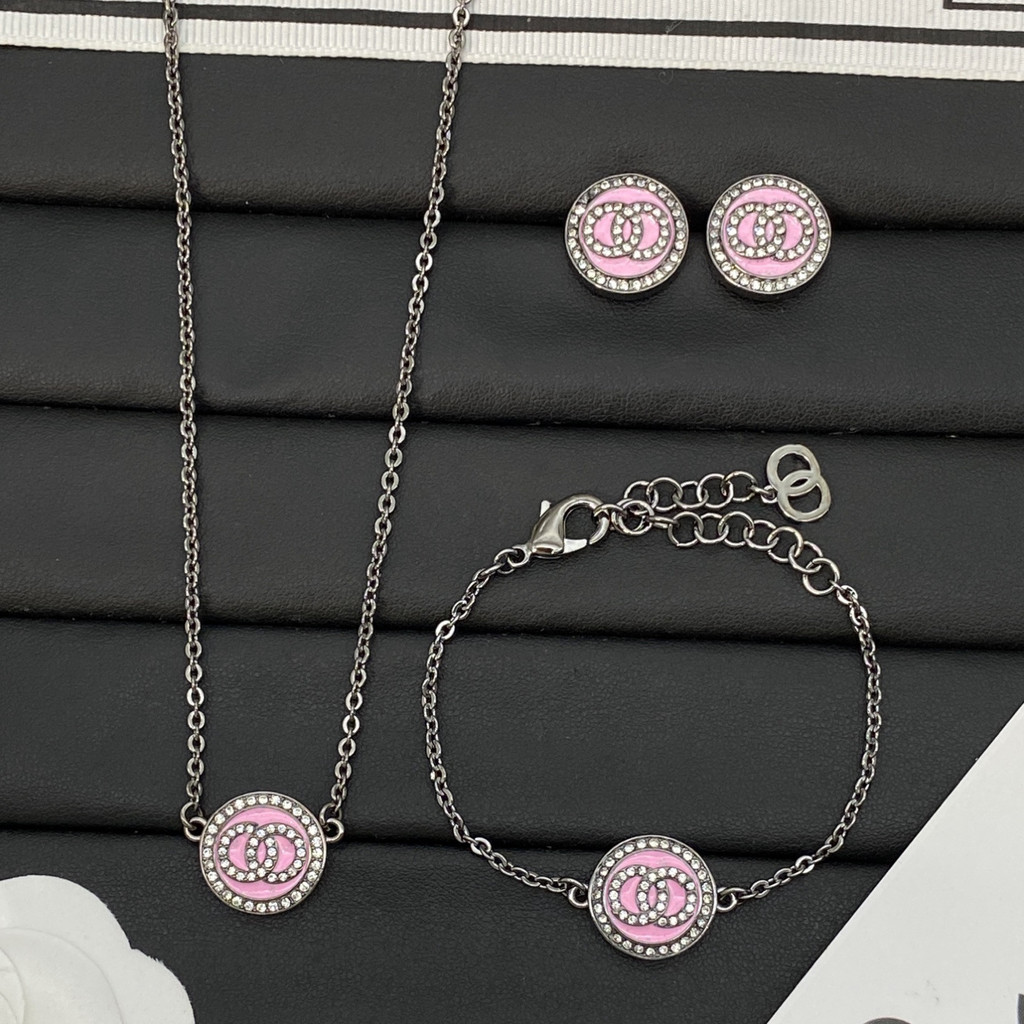 Xiangjia Set Gun Black Pink Double C ต่างหูเพชรสร้อยคอสร้อยข้อมือรุ่นสูง Seiko Batch 5.17 ALP