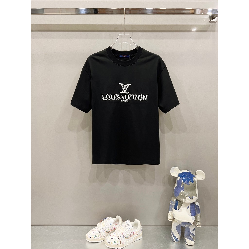 LOU * IS VUIT * TON/L * V/2026 ต้นฤดูใบไม้ผลิสไตล์ใหม่เสื้อยืดแขนสั้นผู้ชายผู้หญิงคู่สไตล์ใหม่ Commu