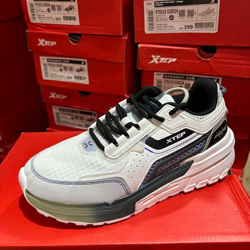 สตัดฟุตบอล new balance official store Xtep ของแท้ลำลองฤดูใบไม้ร่วงระบายอากาศเทรนด์เยาวชนลดแรงกระแทกย