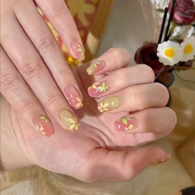 เซ็นยู ฟลาวเวอร์ มิสซิจ์】ฐานสีชมพู-เขียวไล่เฉดสีผสมผสานกับลวดลายใบไม้ดอกไม้สีขาวน้ำนมที่ให้ความรู้สึกสดชื่นและโรแมนติกแบบป่าไม้ พร้อมสติ๊กเกอร์ติดเล็บปลอมแบบกดติด