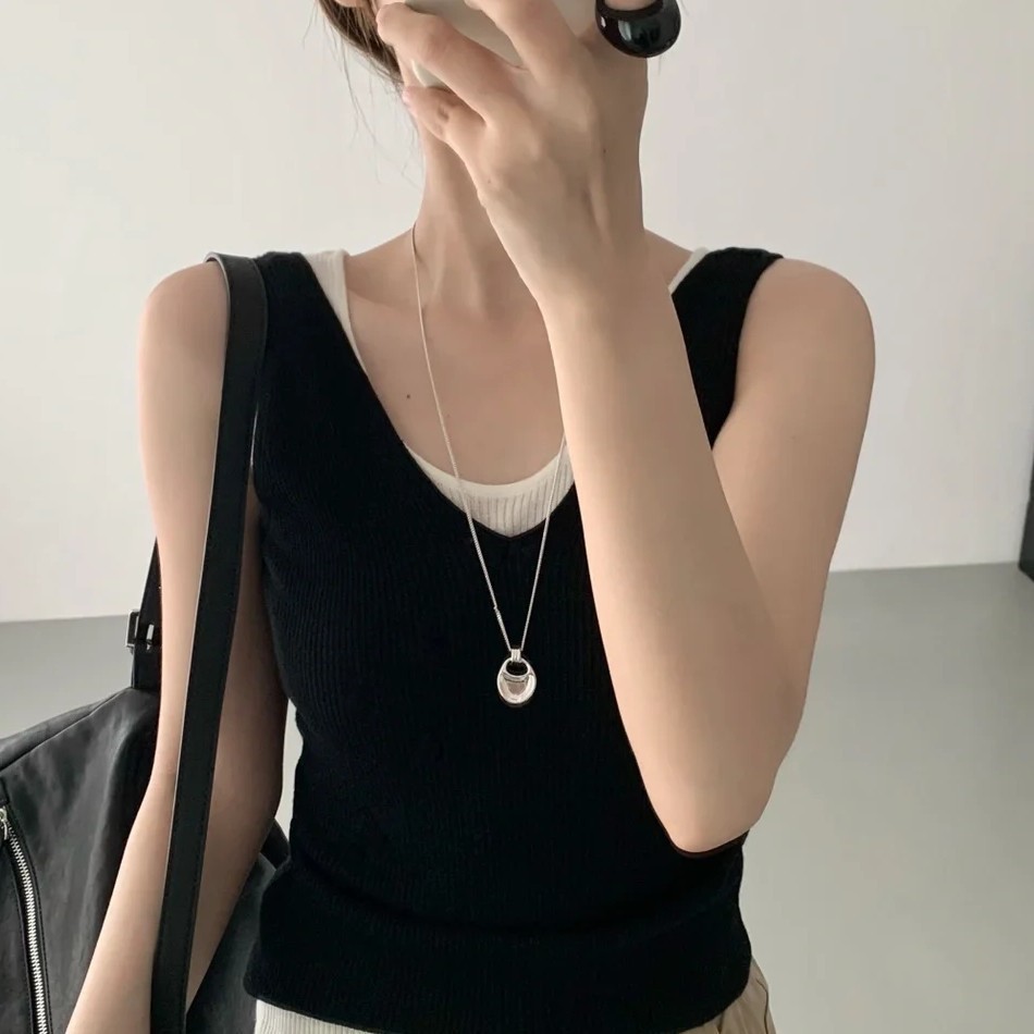 Fever Blogger สร้อยคอมุกยาวดีไซน์เรียบง่ายและกระเป๋าอานสำหรับเสื้อกันหนาวผู้หญิง