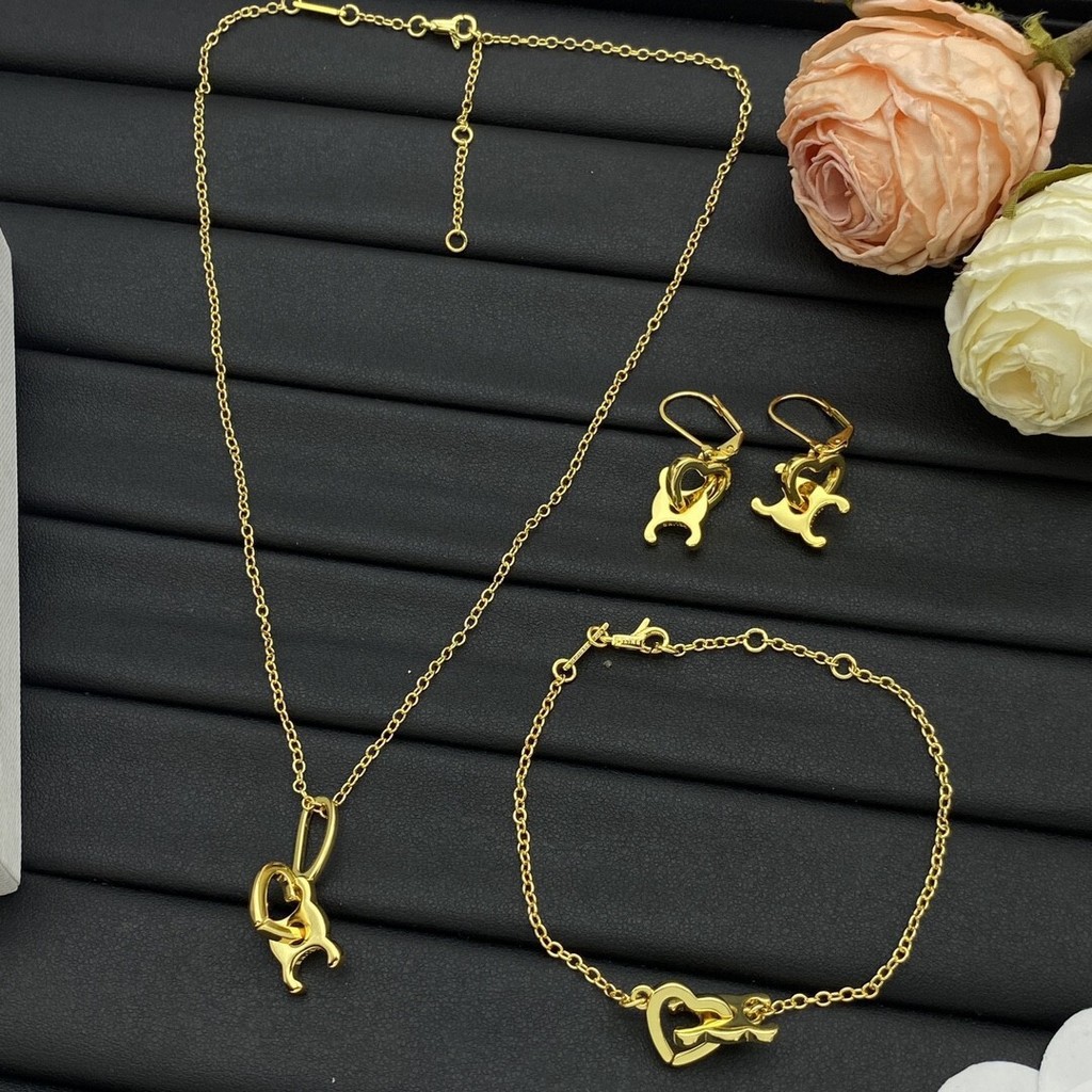 2025 Sijia Arc de Triomphe ต่างหูหญิง High-End Love Heart สร้อยข้อมือพีชหัวใจสร้อยคอชุด 5.17 ALP