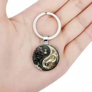 SEE Yin Yang Dragon พวงกุญแจ - จี้โลหะผสมแฟชั่น, การออกแบบ Bla และมังกรขาว, เหมาะสําหรับกระเป๋า, Bapas และของขวัญที่ไม่ซ้ํากัน TH