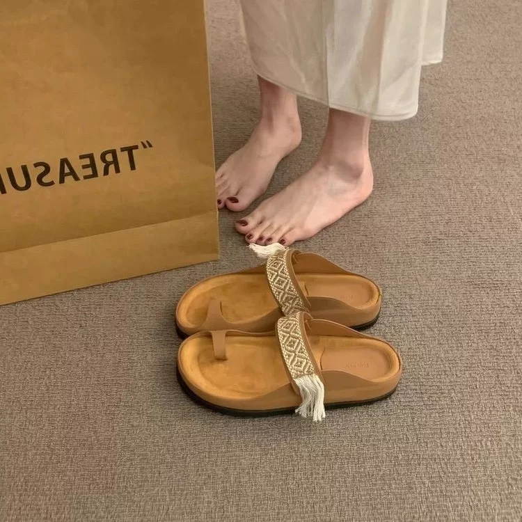 Bohemian สไตล์ชาติพันธุ์รองเท้าแตะสีน้ําตาล Webbing พู่ Flip-Flops Casual All-Match รองเท้าผู้หญิง
