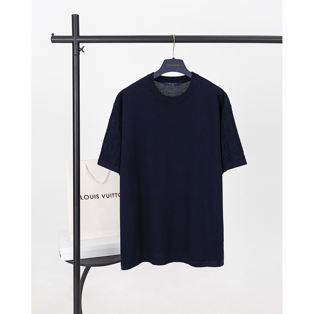LOU * IS VUIT * TON/L * V/2026 ต้นฤดูใบไม้ผลิสไตล์ใหม่เสื้อยืดแขนสั้นผู้ชายผู้หญิงคู่รอบคอ Slim-Fit 