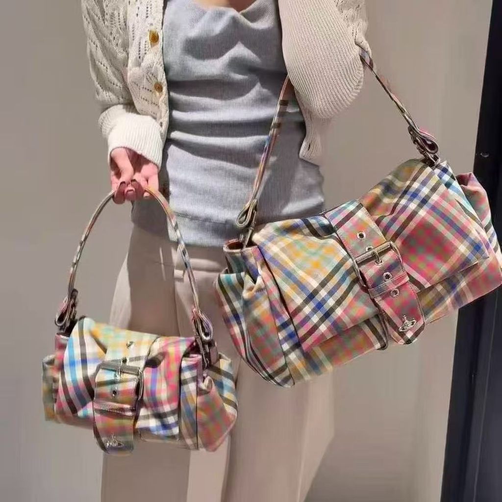 VW กระเป๋าสะพายลายสก๊อตสีสันสดใส Featuring Buckle Bow Saturn Emblem Chain Crossbody Bag