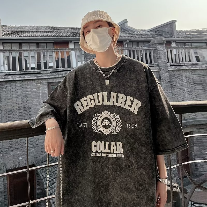 COD ผ้าฝ้ายแท้สีดําชาย American Street อินเทรนด์ Retro พิมพ์ Dopamine เสื้อยืดแขนสั้นรอบคอหลวมแบรนด์