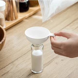 กรวยพลาสติก กรวยกรอกน้ำ กรวยมีด้ามจับ สำหรับน้ำมัน ซอส เครื่องปรุง ด้วยเส้นผ่านศูนย์กลาง 1.5 เซนติเมตร จึงเหมาะสำหรับปากขวดส่วนใหญ่