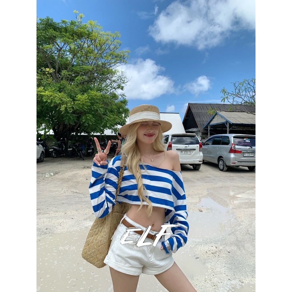 เสื้อยืดแขนยาวลายทางสีน้ําเงินและสีขาวพร้อมดีไซน์สลิงเสื้อครอปเปิดไหล่ฤดูร้อน