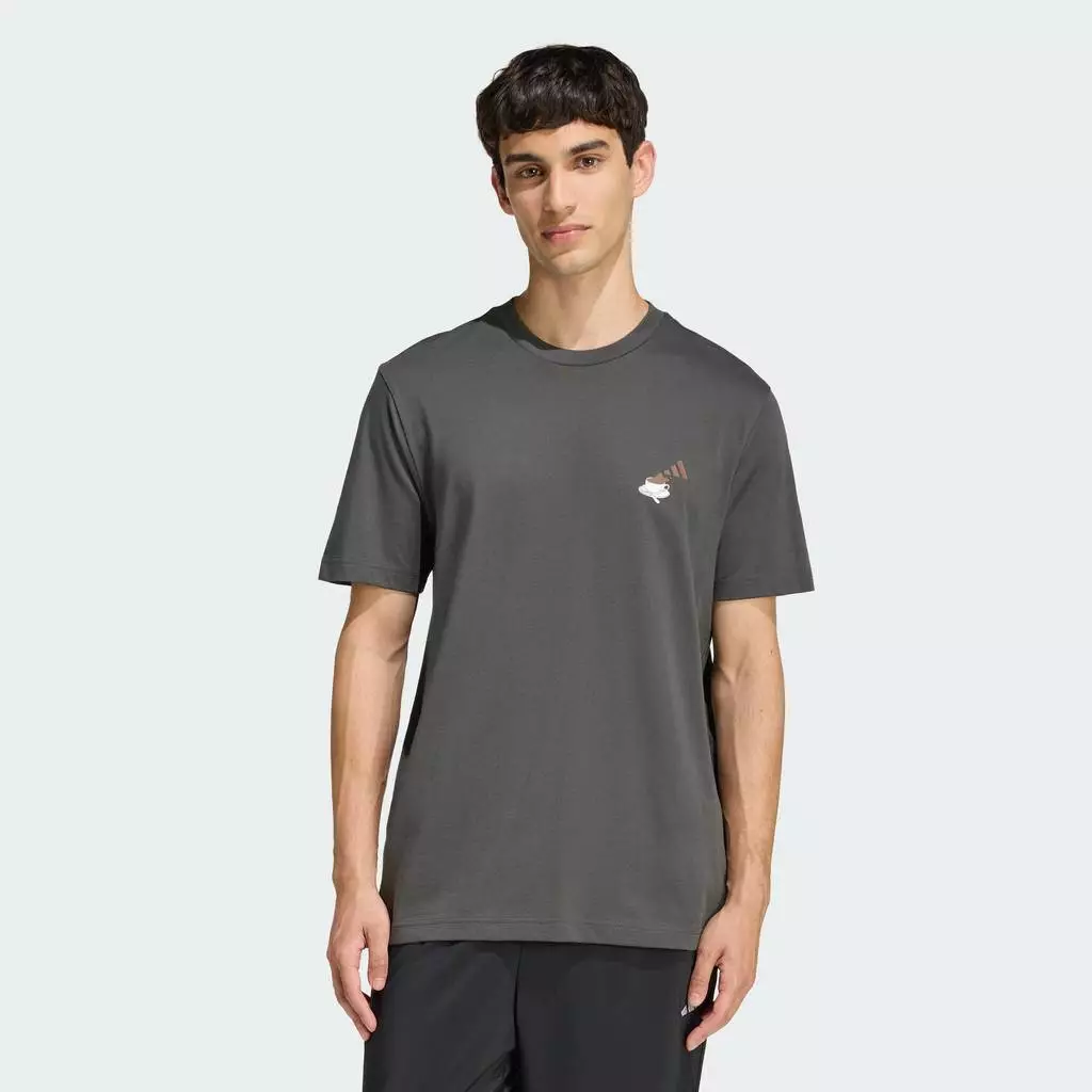 adidas ไลฟ์สไตล์ เสื้อยืดพิมพ์ลาย COFFEE CAFE CHEESECAKE ผู้ชาย สีเทา KB2499