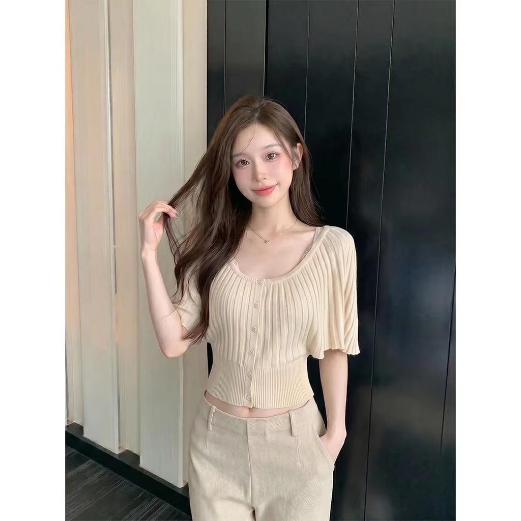 ฝรั่งเศสสไตล์อ่อนโยนรอบคอถักแขนสั้นผู้หญิงฤดูร้อน 2026 สไตล์ใหม่ Slim-fit Slimmer ดูปุ่มเสื้อสเวตเตอ