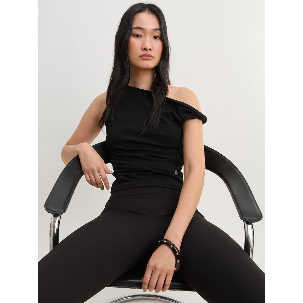 [Pomelo] เสื้อปาดไหล่ดีไซน์บิดเกลียว / Twist Detailed One Shoulder Tank Top