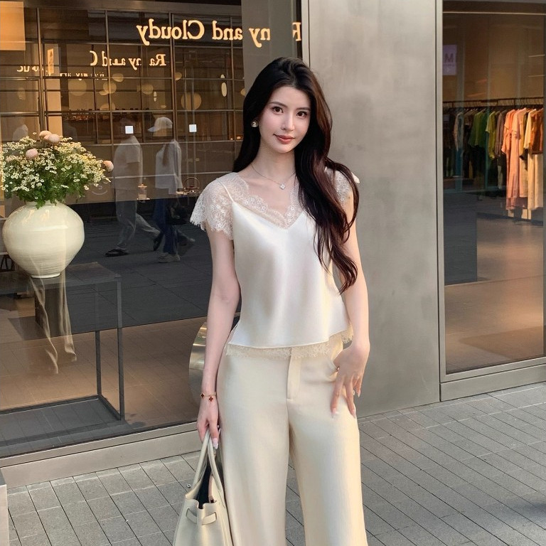 เสื้อเชิ้ตแขนสั้นผ้าซาตินแต่งลูกไม้สำหรับผู้หญิง คอวี รูปที่ 3