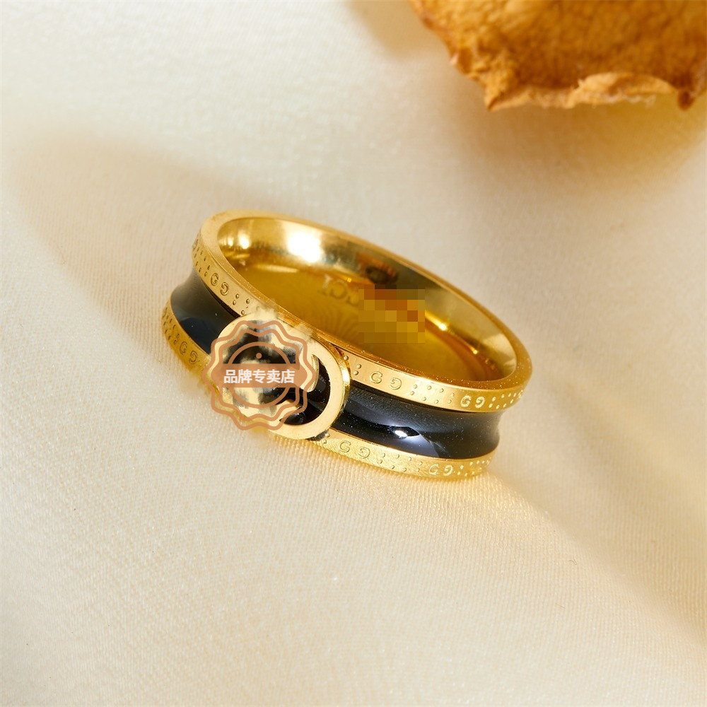 Gujia รุ่นสูงสแตนเลสชุบ 18K Gold Letter Light Luxury แหวนเครื่องประดับเหล็กไทเทเนียม