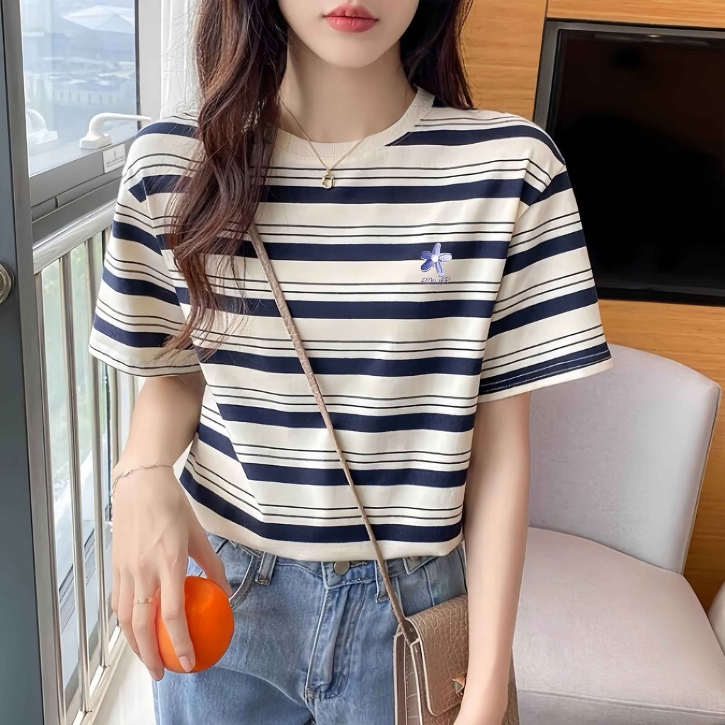 20262025ฤดูร้อนสไตล์ใหม่แฟชั่นหลวมลายรอบคอแขนสั้นเสื้อยืดผู้หญิงสบายๆย้อนยุคสไตล์ฮ่องกงด้านบน จุดต่ํ