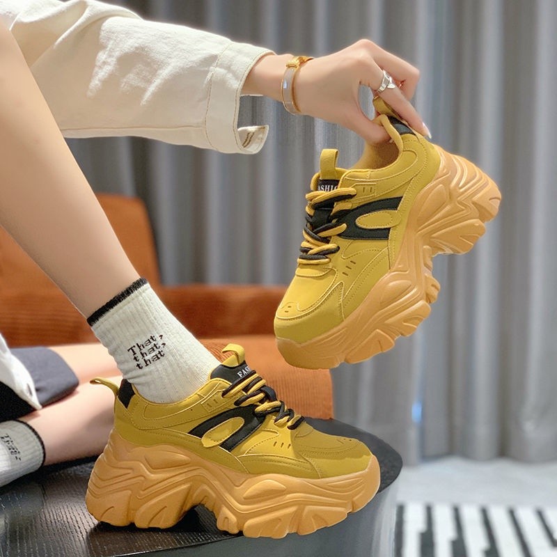 FB4 2024 Raya Kasut Raya perempuan แฟชั่นผู้หญิงกลางแจ้งด้านล่างหนากีฬารองเท้าสีเหลือง Casual เดินรอ
