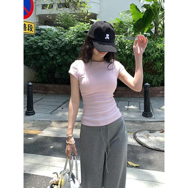<Moss Queen> เสื้อยืดแขนสั้นเปิดไหล่ลายทางสีชมพู ทรงเข้ารูปสำหรับฤดูร้อน