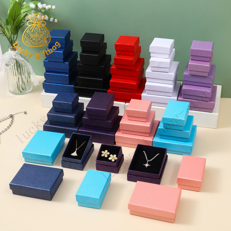 (ขั้นต่ำ: 10 ชิ้น) กล่องเครื่องประดับพร้อมฟองน้ำอเนกประสงค์/กล่องบรรจุภัณฑ์สร้อยคอต่างหูแหวน/กล่องกระดาษสีสัน/ของชำร่วยงานแต่งงานวันเกิดคริสต์มาสวาเลนไทน์ (พร้อมส่ง)