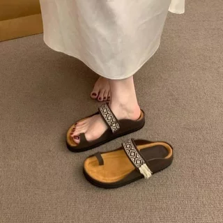 Bohemian สไตล์ชาติพันธุ์รองเท้าแตะสีน้ําตาล Webbing พู่ Flip-Flops Casual All-Match รองเท้าผู้หญิง