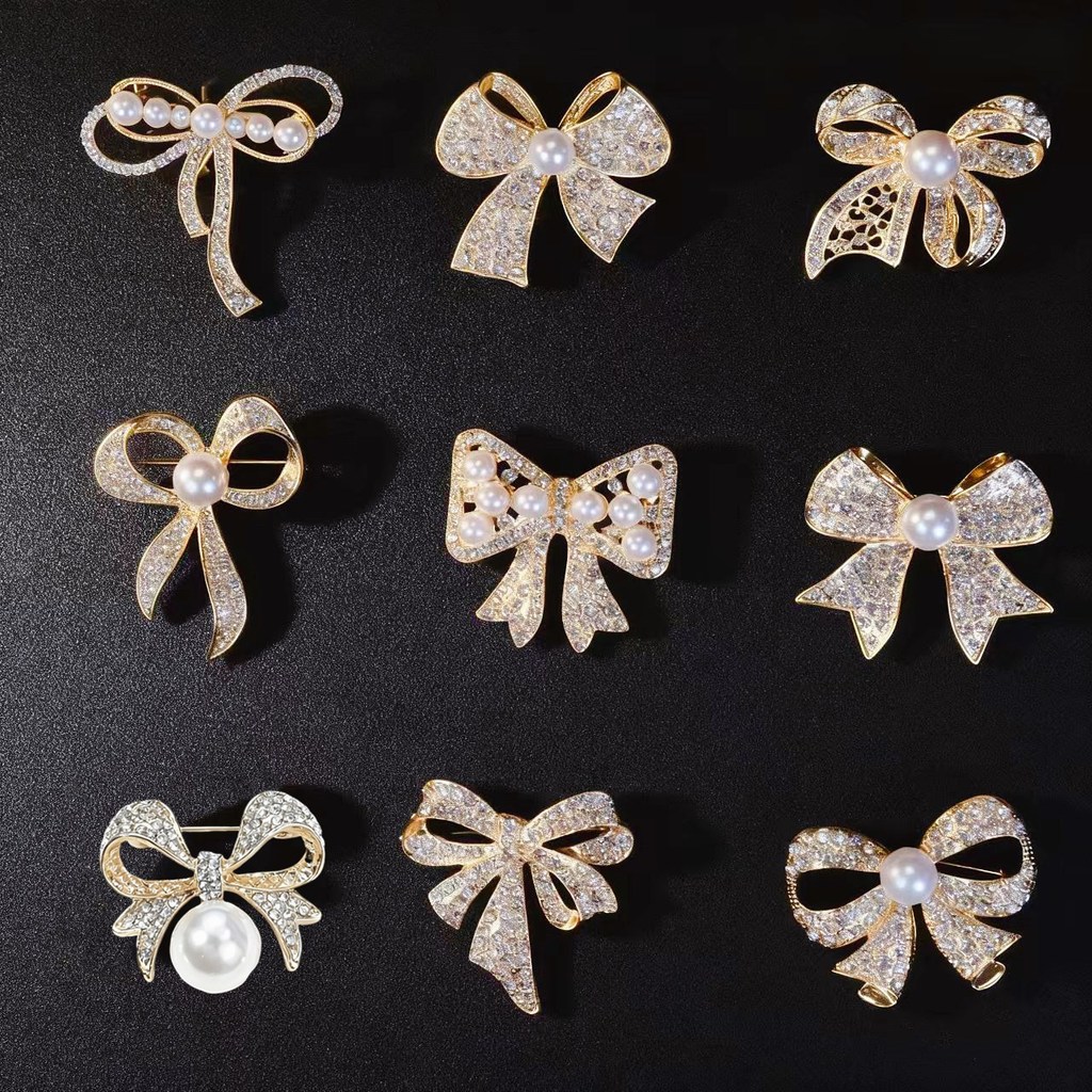 Bowknot เข็มกลัดโลหะผสม Diamond-Studded Temperament All-Match ผ้าพันคอผ้าไหมหัวเข็มขัดเกาหลี High-End La