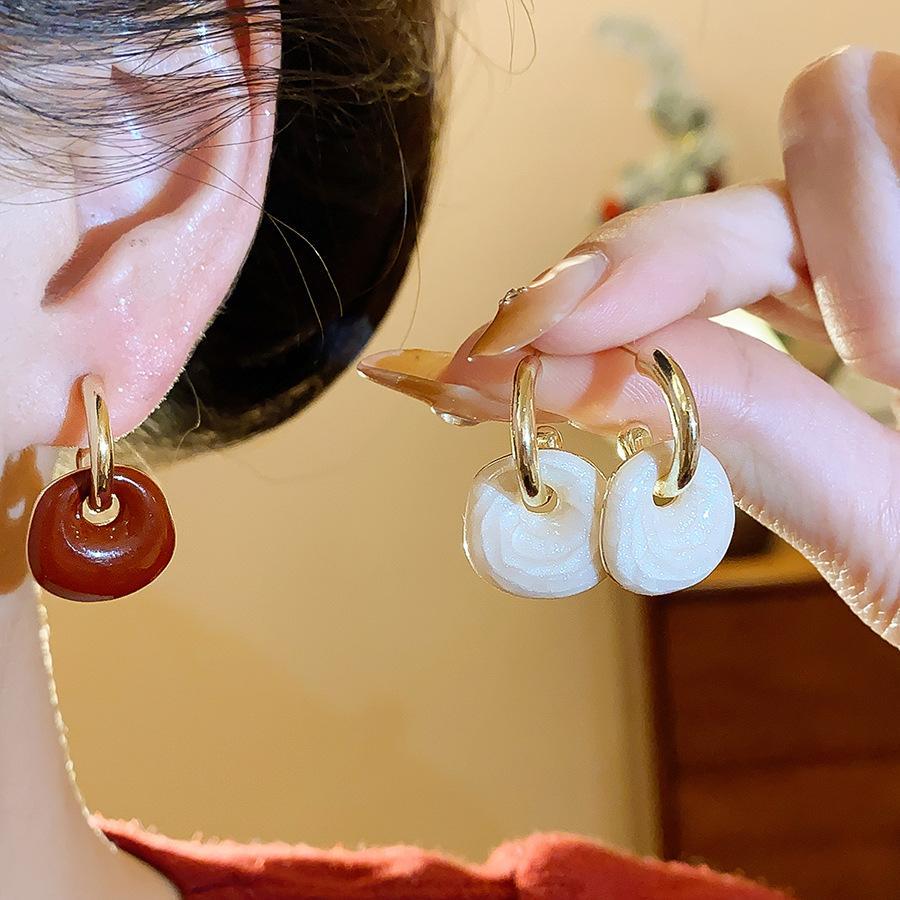 [Jewbeauty] ต่างหู Burgundy Beige ทรง C-Hoop พลิกแพลงแบบมินิมอล สำหรับสวมใส่ทุกวัน