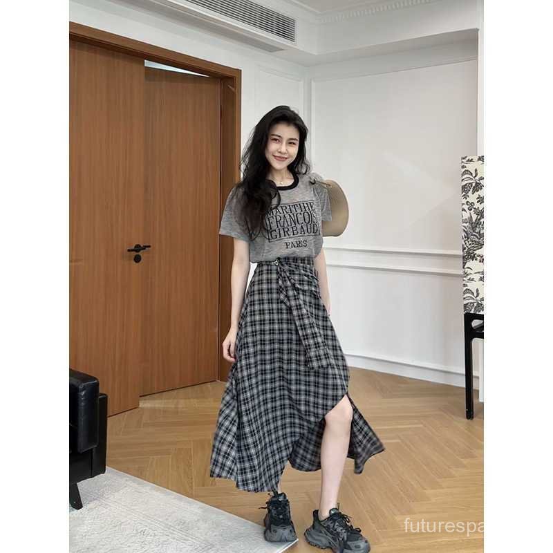 ชุดเสื้อกล้ามถักน้ําหนักเบาและกระโปรงทรงเอไม่สมมาตร – ชุดสองชิ้นอินเทรนด์กระชับสัดส่วน